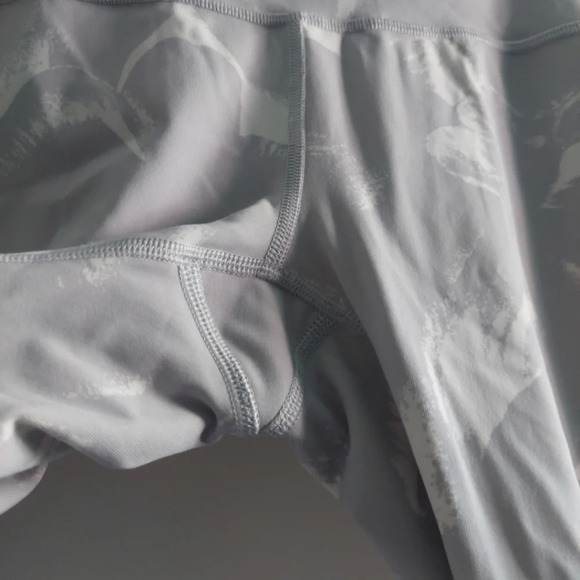 Lululemon Speed Up Tight 28" *Full-On Luxtreme Flower Pop White Silver Lilac | 6 - Picture 7 of 10